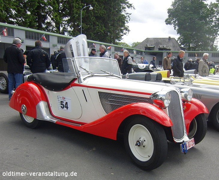 Vorkriegs BMW  im alten Fahrerlager am Nürburgring