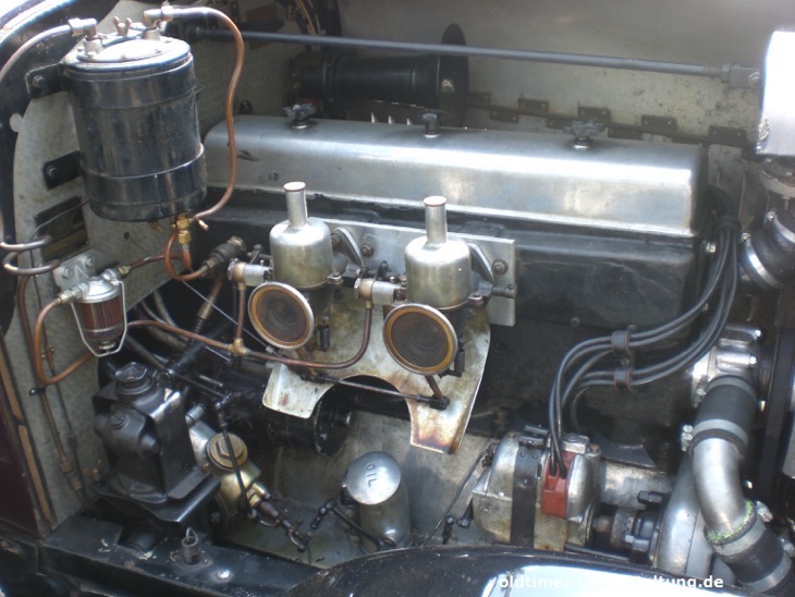 Historischer Motor mit zwei SU-Vergasern