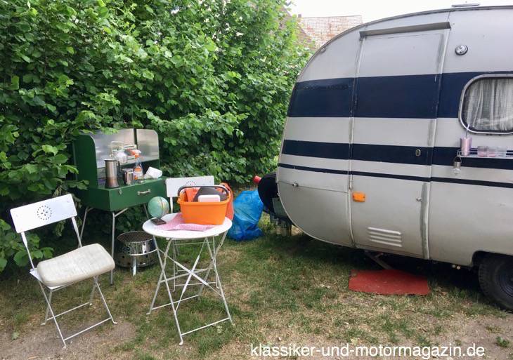 Grillecke vor Wohnanhänger