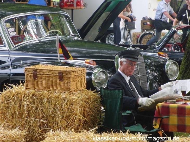 Chauffeur vor Mercedes 300