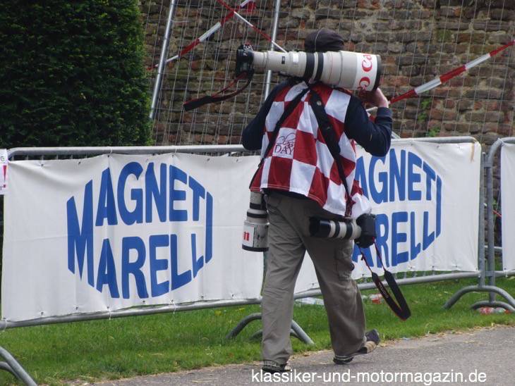 Fotograf mit schwerem Gerät