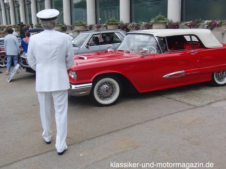 Uniformierter Besucher