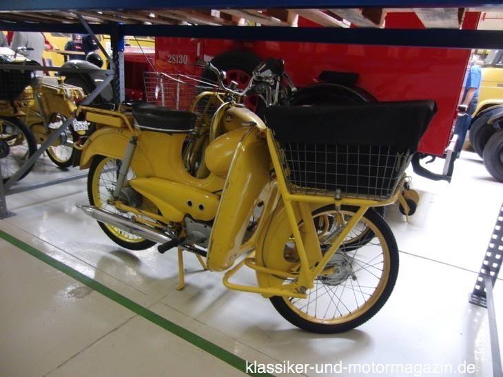 Post Zusteller Moped