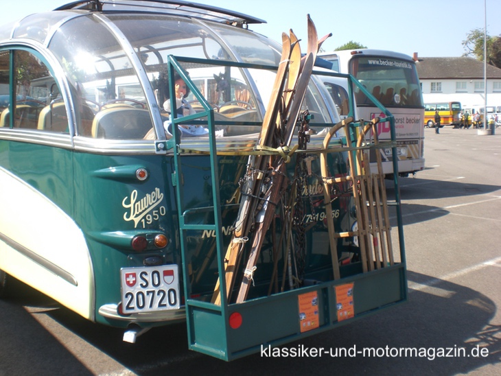 Omnibus mit Skier