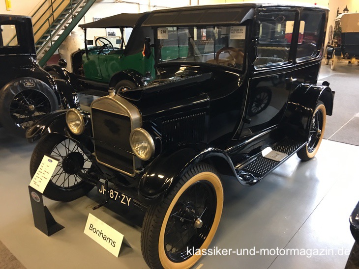 Ford-T-Tudor-Sedan-1926