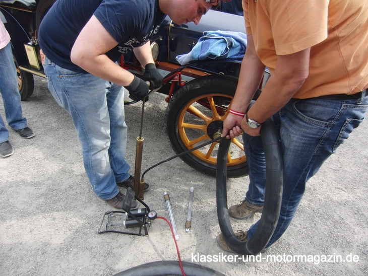 Schlauchwechsel mit historischer Luftpumpe
