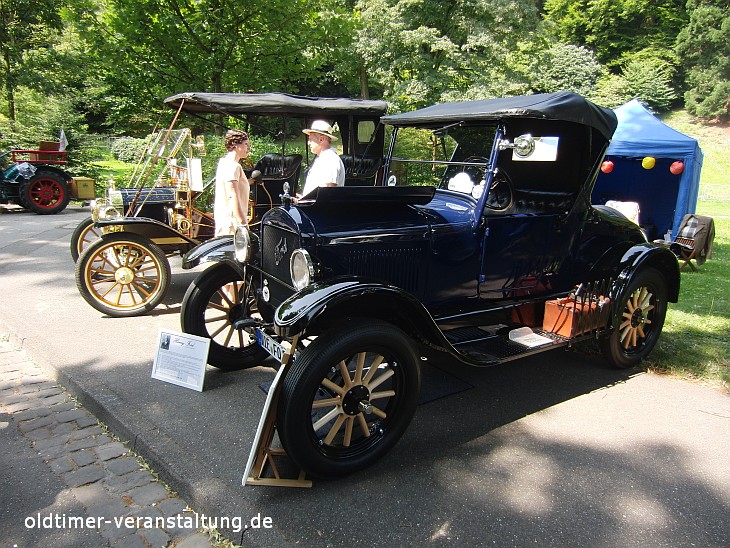Ford T Modelle in der Kaiserallee in Baden-Baden