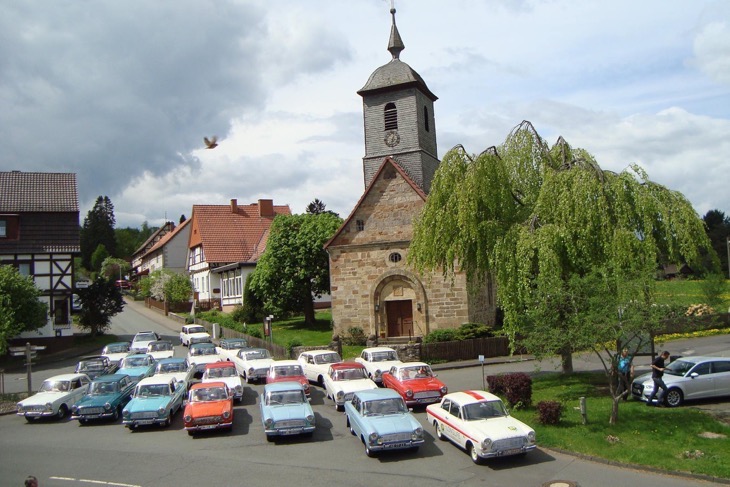 Ford Taunus vor der Kirche in Bringhausen