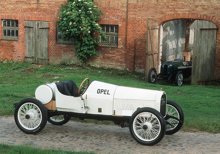 Erster Opel mit Motor mit Vierventil Technik im Jahr 1913