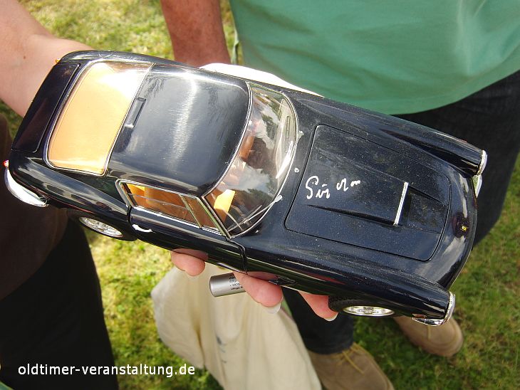 Autogramm Stirling Moss auf Modellauto