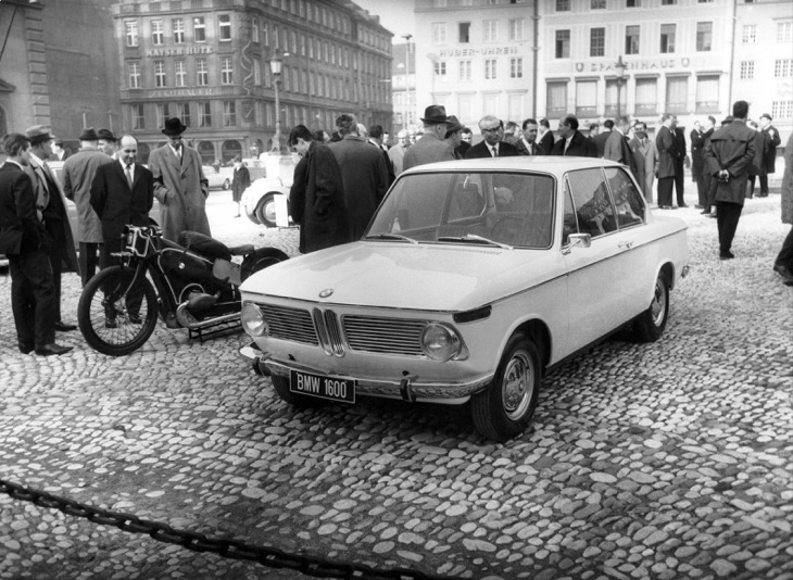 BMW 1600 Präsentation vor der Oper in München am 9. März 1966