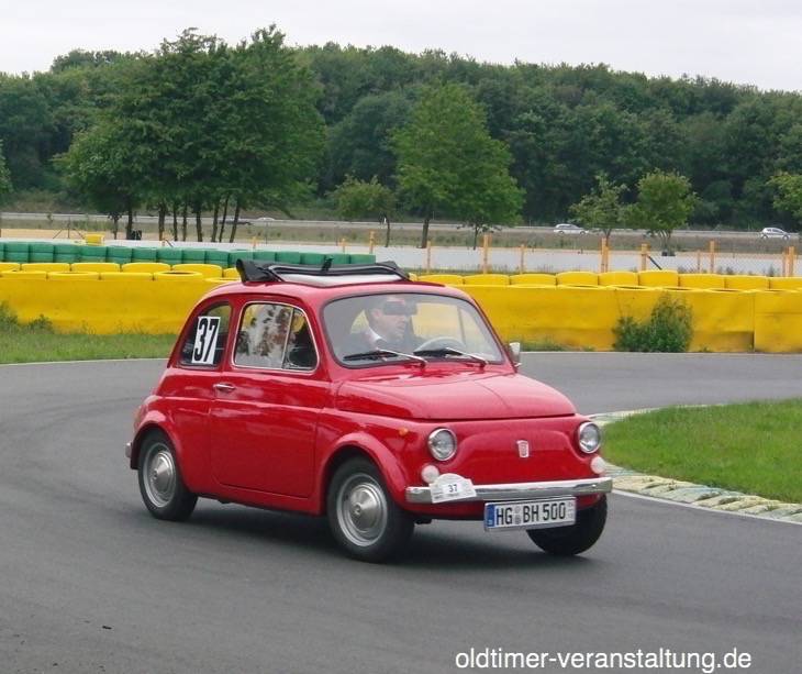 Fiat 500 auf der Kartbahn