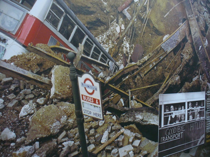 London nach Bombeneinschlag im Metrotunnel