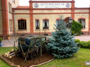 Mercedes Stuttgart vor dem Automuseum