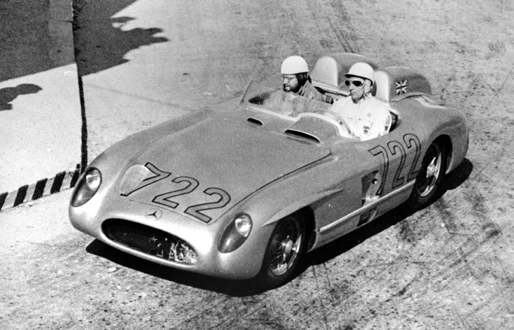 Mille Miglia, Brescia in Italien, 1. Mai 1955. Stirling Moss und Denis Jenkinson gewannen auf einem Mercedes-Benz Rennsportwagen Typ 300 SLR (W 196 S) das Rennen in Rekordzeit.