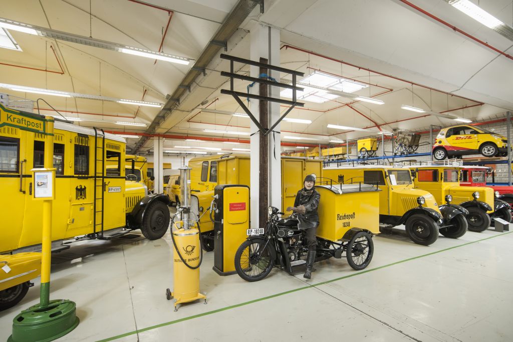 Kleintransporter und LKW - Postfahrzeuge im Depot des Museums für Kommunikation Frankfurt
