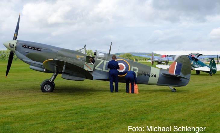 Supermarine Spitfire und Boeing Stearman