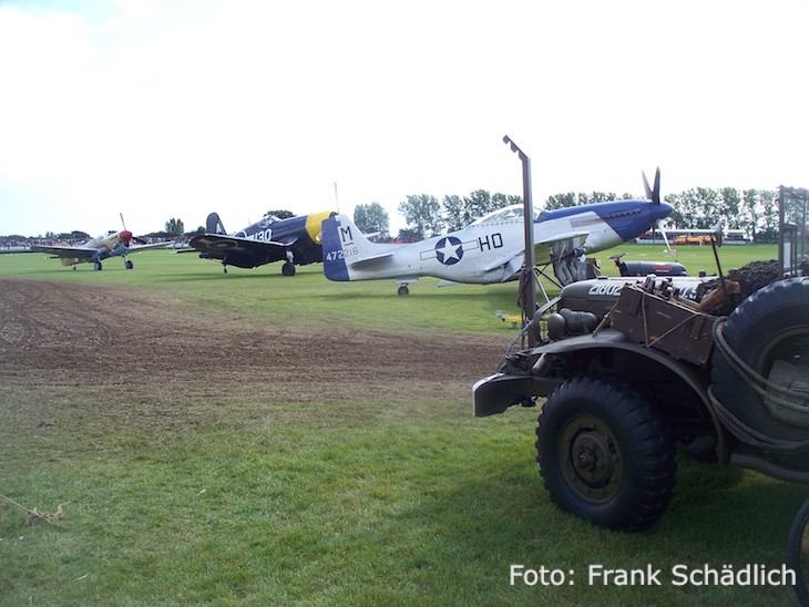 Man beachte die Kreuze am vorderen Flugzeug