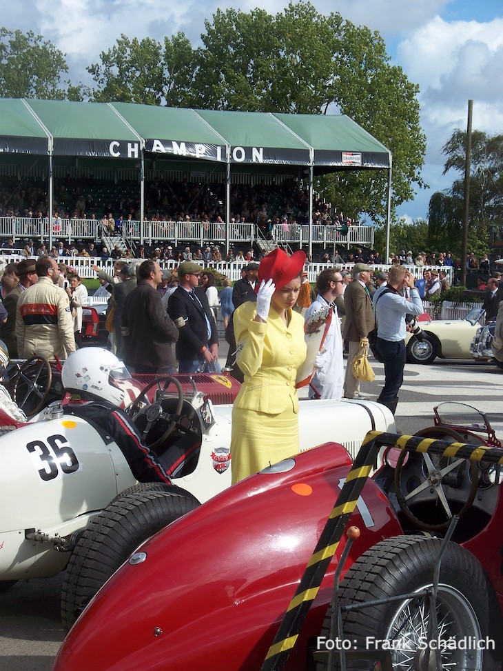 Gegenüber der Start- und Zieltribüne