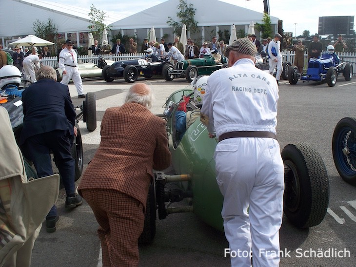 Gegenüber der Start- und Zieltribüne