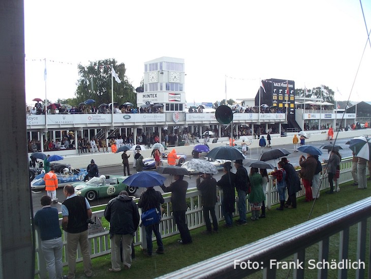 Start- und Zieltribüne im Regen