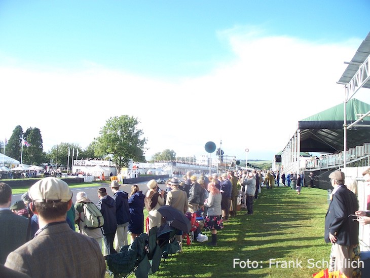 Zuschauer stehen direkt an der Strecke