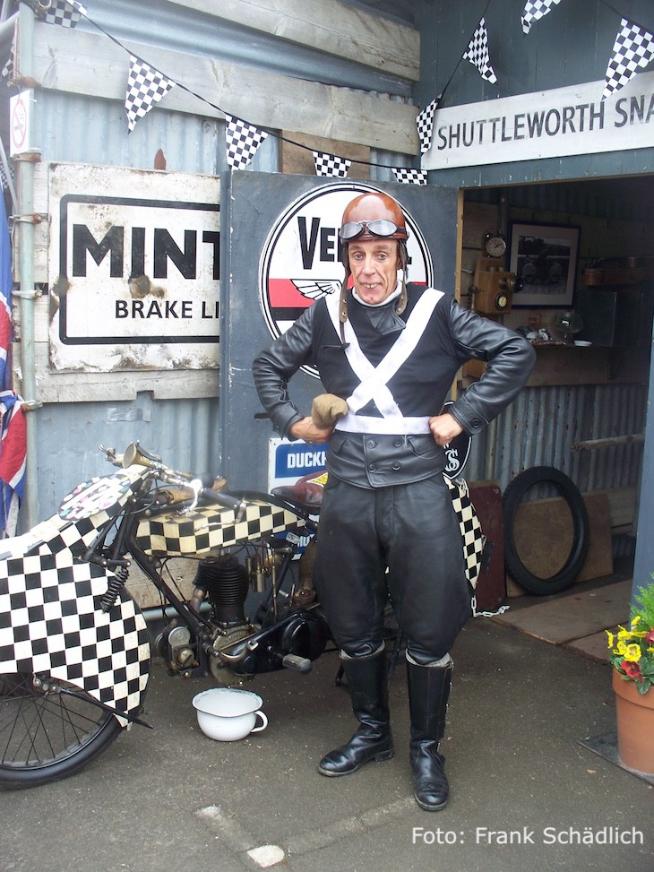 Im Fahrerlager für Motorräder