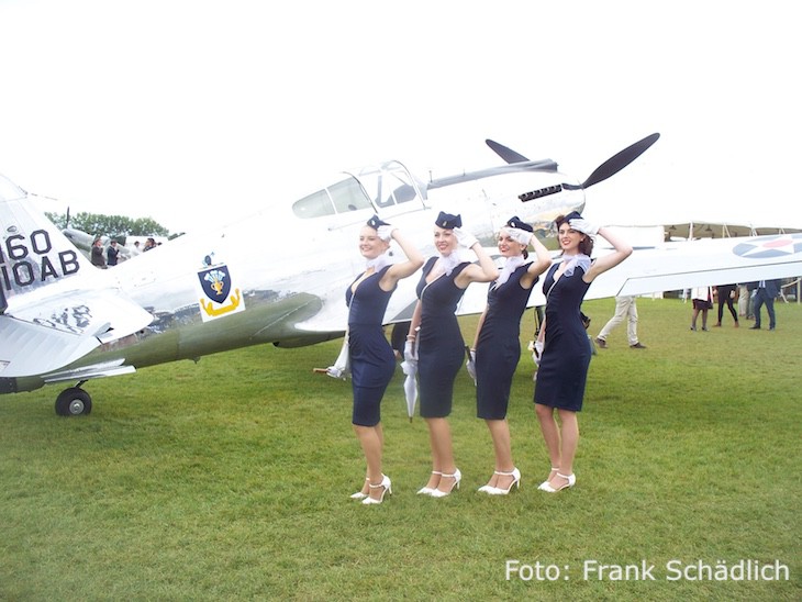 Stewardessen zur Freude der Fotografen