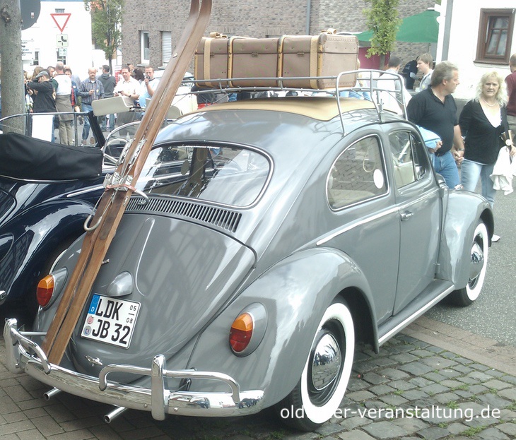 VW Käfer mit Ski im Sommer