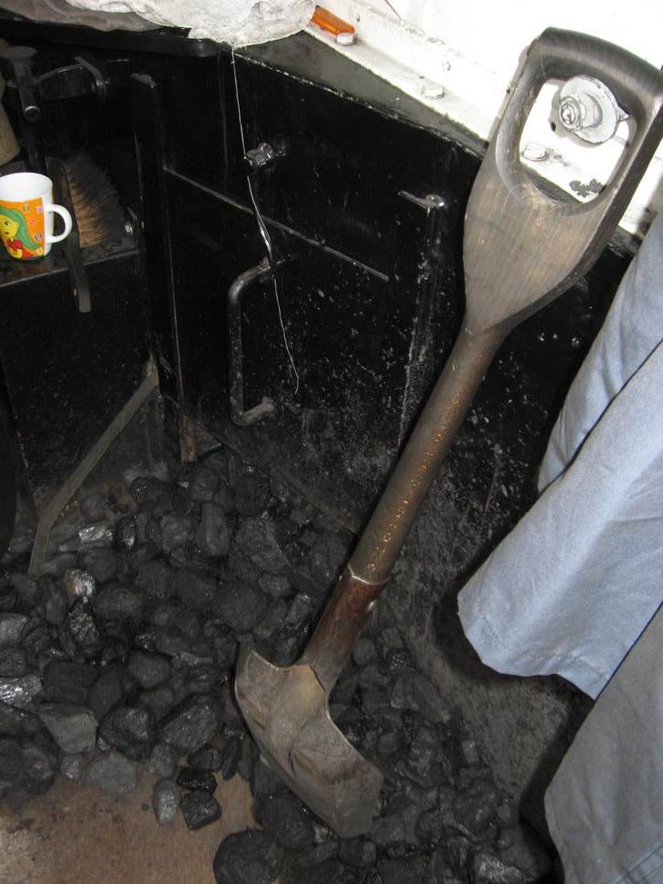 Kohlevorrat und Kohleschaufel