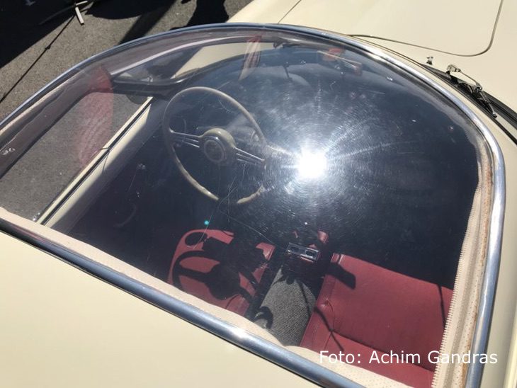 Den „Vistadome“, das vordere Panorama-Dach aus Plexiglas, gab es nur in der Luxusversion. Die Rennwagen wurden außerdem ohne jeden – gewichtstreibenden – Chrom-Zierrat geliefert