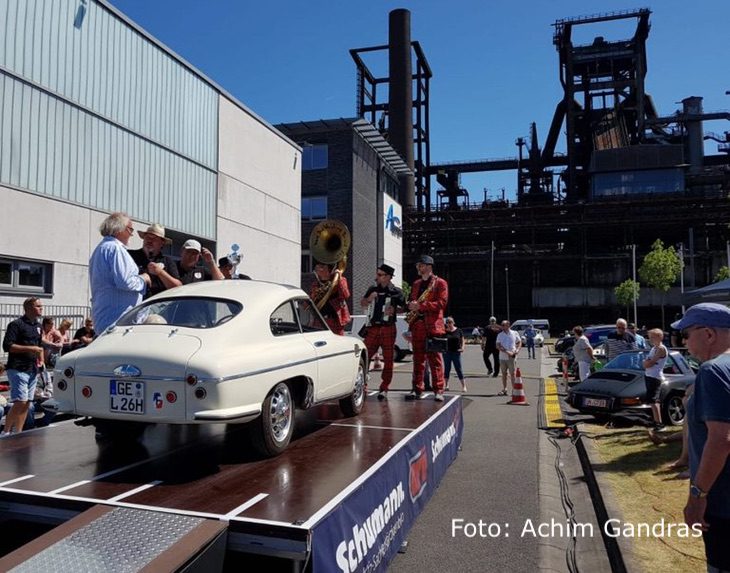 Christof Schumann von der Schumann-Gruppe, Moderator Achim Gandras von der Oldtimer-App.com und Dr. Norbert Gelleschun (v. re. n. li.) bei der Übergabe des Jurypreises beim 6. Schumann Classic Day in Dortmund-Hörde