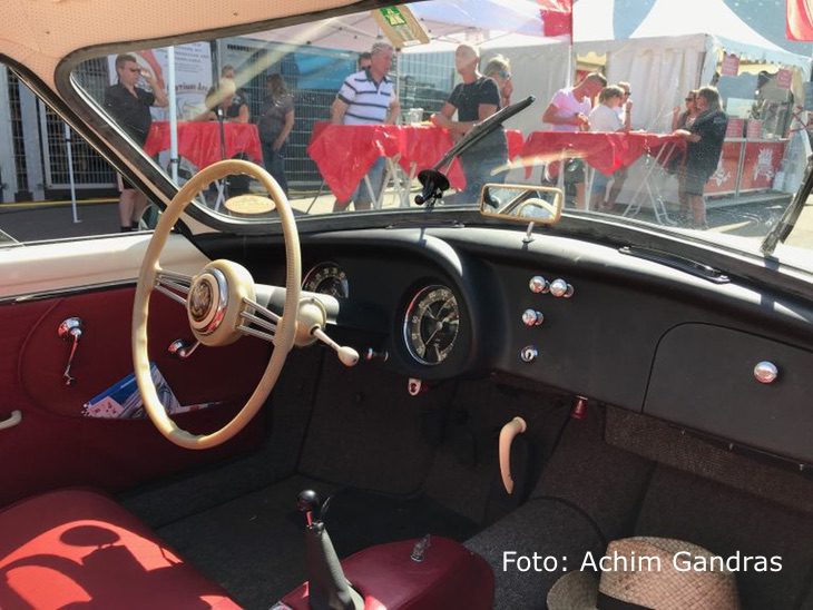 Klassisches Interieur eines kleinen Sportcoupés mit Rundinstrumenten von Jaeger