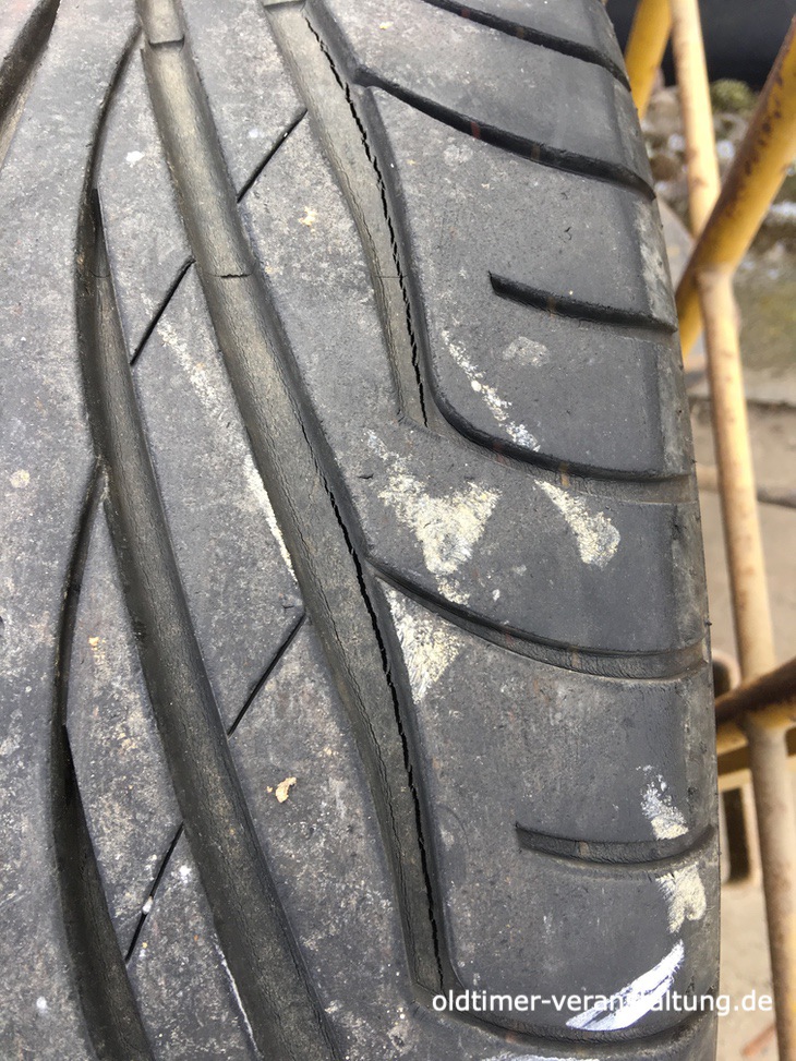 Fabrikat Maxis Autoreifen mit Schäden