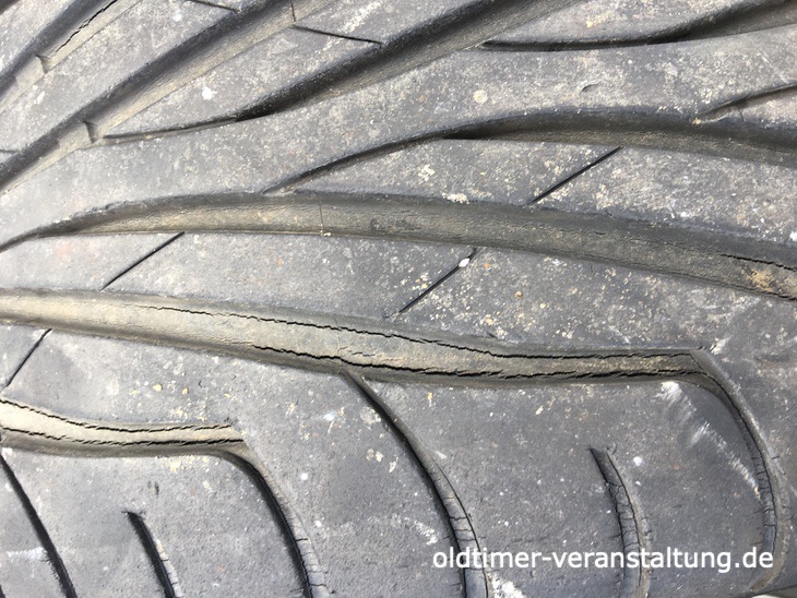 Fabrikat Maxis Autoreifen mit Schäden