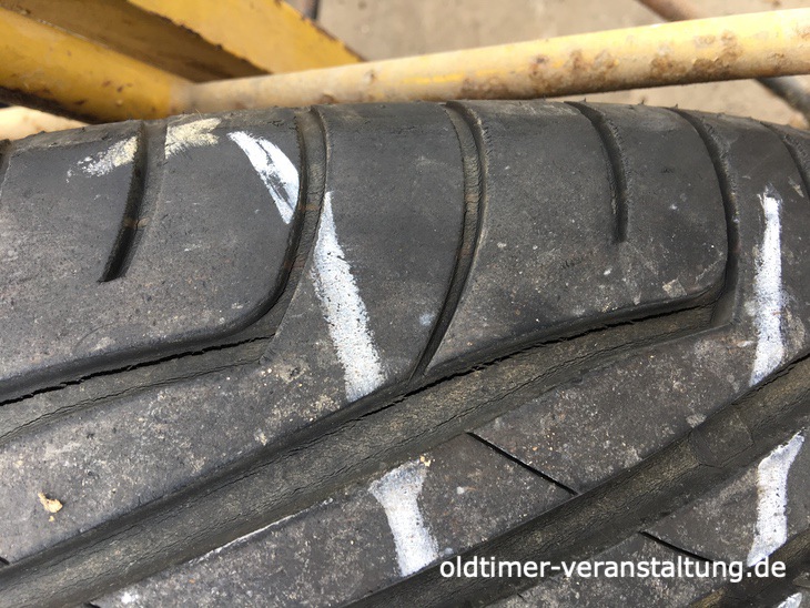 Fabrikat Maxis Autoreifen mit Schäden