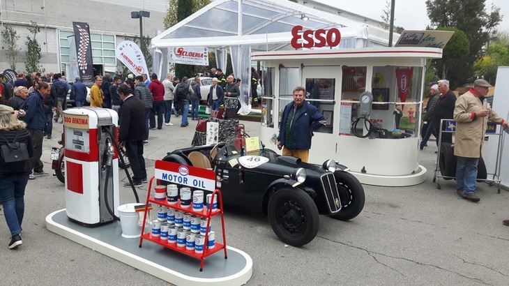 Im Außenbereich nostalgische Esso Tankstelle