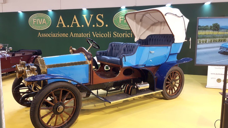 ... nur vereinzelte Vorkriegsautos zu sehen