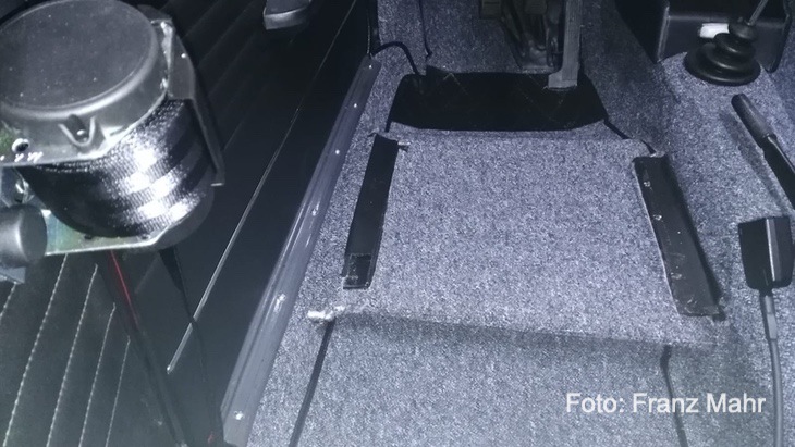 BMW-1600-2-Teppichboden