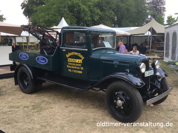 Ford-Abschleppwagen