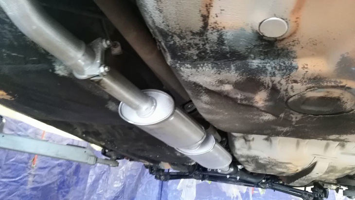 BMW 2002 beim Eisstrahlen des Unterbodens