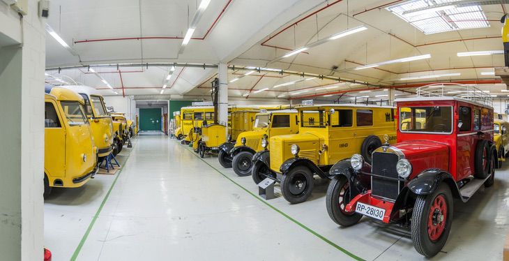 Kleintransporter und LKW - Postfahrzeuge im Depot des Museums f√ºr Kommunikation Frankfurt