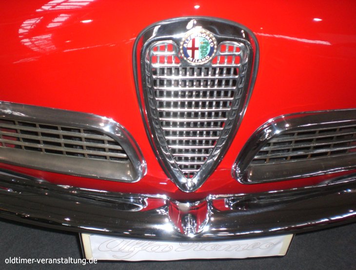 Alfa-Romeo Logo  an der Motorhaube