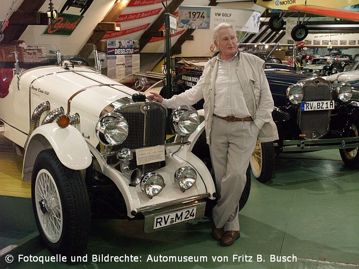 Fritz B.Busch am Mercedes SSk mit Blick in die Automuseums Halle