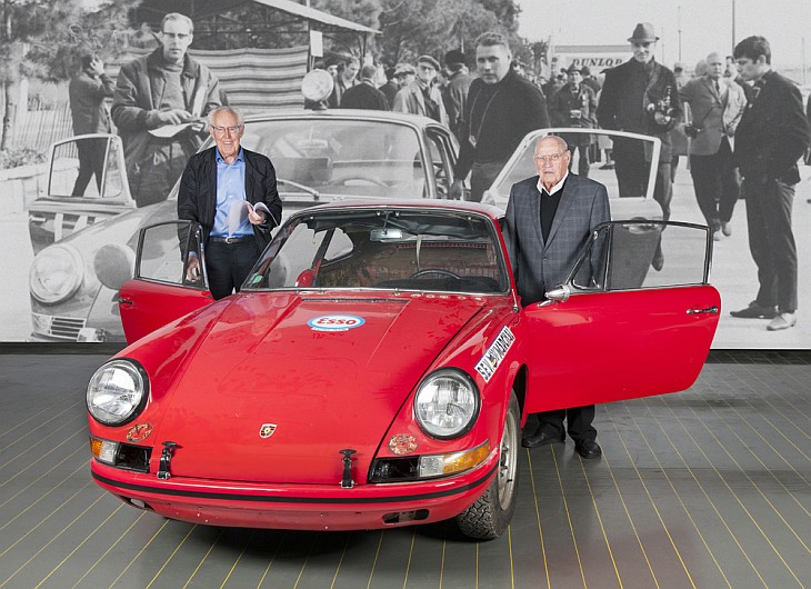 Peter Falk (l.), Herbert Linge am Porsche 911 vor dem Restaurationsstart