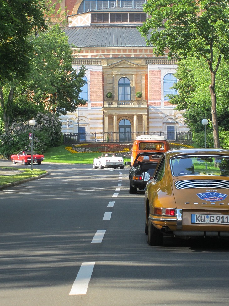 Auffahrt der Klassiker vor das Bayreuther-Festspielhaus