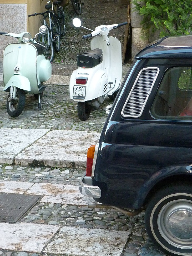 Fiat 500 Kombi und Motorroller Piaggio in Verona