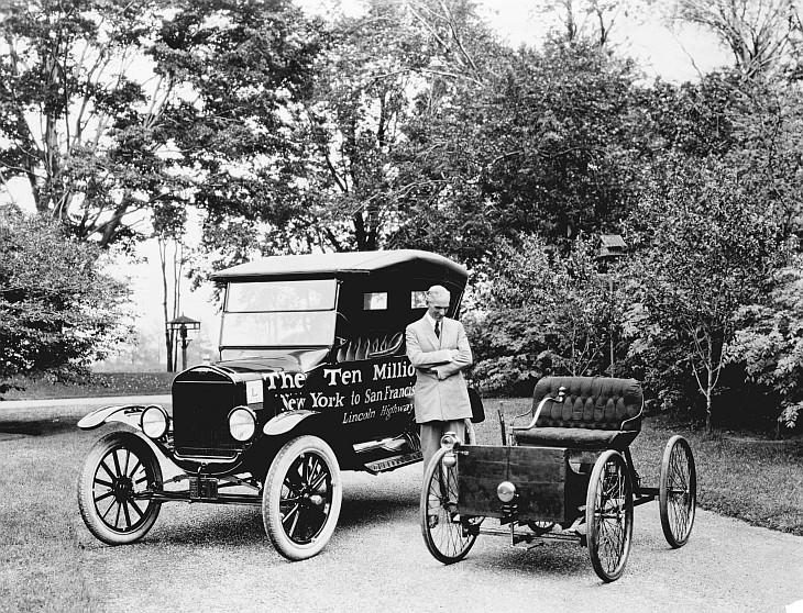 Henry Ford mit T-Modell und Quadricycle
